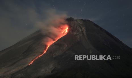 Guguran lava pijar Gunung Merapi terlihat dari Turi, Sleman, DI Yogyakarta, Senin (13/3/2023). Menurut data BPPTKG periode pengamatan 13 Maret 2023 pukul 00.00-06.00 WIB telah terjadi 30 kali guguran lava pijar dengan jarak luncuran maksimal 1.100 meter ke arah barat. 