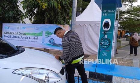 Stasiun Pengisian Kendaraan Listrik Umum (SPKLU) di Rest Area KM 166A Tol Cipali, Jawa Barat. Astra Tol Cipali mengoptimalkan pengoperasian SPKLU di rest area.