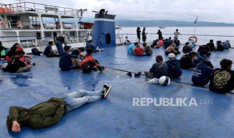 Ditjen Perhubungan Darat Kementerian Perhubungan (Kemenhub) membuka dua jalur baru peneyeberangan yakni Jangkar-Lembar dan Jangkar-Kupang. PT ASDP Indonesia Ferry (Persero) memastikan akan segera melakukan berbagai persiapan dan strategi.     Sejumlah pemudik berada di kapal menuju Pulau Jawa, di Pelabuhan Gilimanuk, Jembrana, Bali, Sabtu (30/4/2022). (ilustrasi)