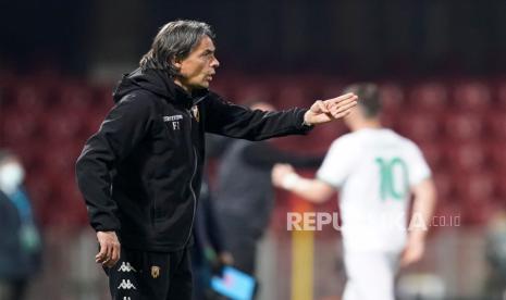 Pelatih Benevento Calcio Filippo Inzaghi memberi isyarat saat pertandingan sepak bola Serie A Italia Benevento Calcio vs US Sassuolo di stadion Ciro Vigorito di Benevento, Italia, 12 April 2021