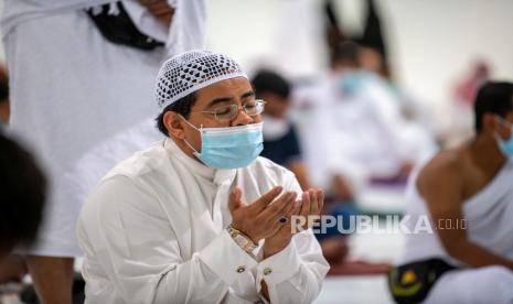 Siap Berangkat Umroh? Cermati Syaratnya Bagi Calon Jamaah. Seorang Muslim menjaga jarak sosial selama sholat di Masjidil Haram untuk pertama kalinya dalam beberapa bulan sejak pembatasan penyakit coronavirus (COVID-19) diberlakukan, setelah diizinkan oleh otoritas Saudi, di kota suci Mekkah, Arab Saudi 18 Oktober. , 2020. 