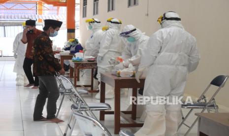 100 Orang di Kantor DPRD Jepara Jalani Tes Usap Covid-19 (ilustrasi).