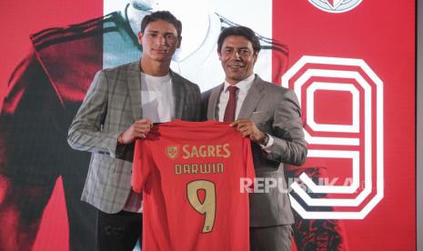 Rui Costa (Kanan), Manajer Benfica, saat presentasi pemain baru Benfica Darwin Nunez (Kiri) di Kampus Benfica, Seixal, Portugal, 04 September 2020.