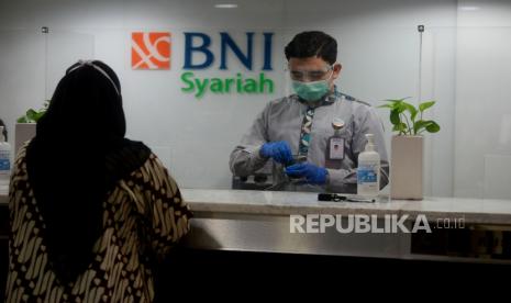 Nasabah melakukan transaksi di Bank BNI Syariah, Jakarta, Rabu (14/10). BNI Syariah telah menyalurkan Kredit Usaha Rakyat (KUR) sebesar Rp 226 miliar sejak memulai jadi bank penyalur KUR pada September 2020. 