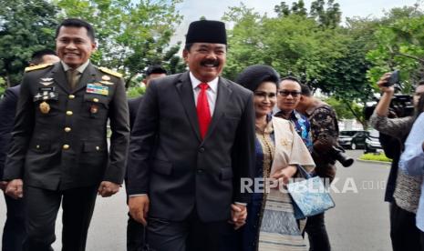 Hadi Tjahjanto. Menko Polhukam yang baru Hadi Tjahjanto mendatangi kediaman Mahfud MD dengan senyum.