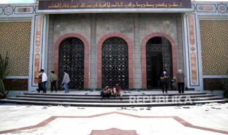 Umat Muslim usai menjalankan shalat Jumat di Masjid UGM, Yogyakarta, Jumat (16/4). Pada Jumat pertama Ramadhan 1442 H umat Muslim bisa menggelar ibadah shalat Jumat dengan berjamaah menggunakan protokol kesehatan Covid-19 ketat.