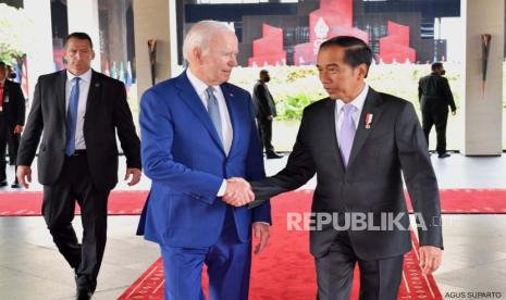 Presiden Indonesia Joko Widodo dan Presiden Amerika Serikat Joe Biden berjalan bersama seusai melakukan pertemuan bilateral di Bali, Senin (14/11/2022).