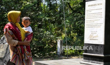 Warga melihat monumen peringatan gempa bumi di tepi Sungai Opak, Pundong, Bantul, Yogyakarta, Kamis (27/5). Saat sarasehan 15 tahun Gempa Yogyakarta disebutkan bahwa titik episentrum gempa bumi dengan kekuatan 5,9 skala Richter terletak di area ini. Terjadi pada kedalaman 10 kilometer di bawah Sungai Opak. Sekitar 5,800 orang meninggal dan 20 ribu orang luka-luka.