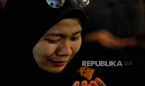 Ilustrasi orang berdoa menyesali dosanya.