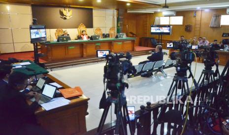 Ahli hukum Suhandi Cahaya menyampaikan pendapatnya saat sidang lanjutan praperadilan Pegi Setiawan di Pengadilan Negeri (PN) Bandung, Jalan LRE Martadinata, Kota Bandung, Jawa Barat, Rabu (3/7/2024). Sidang kali ini tim kuasa hukum Pegi Setiawan menghadirkan empat saksi dan ahli hukum dalam lanjutan sidang praperadilan kasus pembunuhan Vina dan Eky dengan termohon penyidik Polda Jawa Barat.