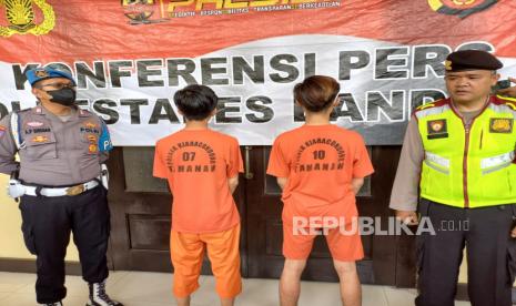 Tiga orang pemuda, salah satunya anak di bawah umur digiring polisi di Mapolrestabes Bandung, Jumat (27/1/2023). Mereka menganiaya tiga pemuda di Jalan Ibrahim Adjie, Kota Bandung hingga mengalami luka-luka. 