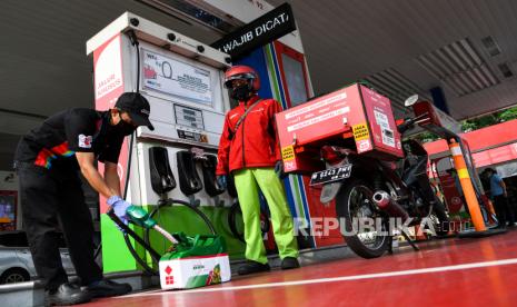 Petugas mengisi bahan bakar minyak (BBM) jenis solar ke dalam jeriken untuk layanan pesan antar BBM Pertamina di SPBU Pertamina MT Haryono, Jakarta, Rabu (25/3). Kementerian Energi dan Sumber Daya Mineral (ESDM) kembali melakukan perubahan formula harga bahan bakar minyak (BBM). Jika sebelumnya harga solar antara Pertamina dan AKR selaku penyalur solar bersubsidi punya satu formula, kini, pemerintah memberlakukan dua perhitungan yang berbeda bagi dua perusahaan ini.