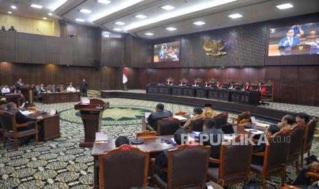 Suasana sidang perdana Perselisihan Hasil Pemilihan Umum (PHPU) Presiden dan Wakil Presiden Tahun 2024 dengan pemohon pasangan no urut 01 Anies Baswedan dan Muhaimin Iskandar di Gedung Mahkamah Konstitusi, Jakarta, Rabu (27/4/2024). Adapun agenda sidang tersebut yaitu Pemeriksaan Pendahuluan (Penyampaian Permohonan Pemohon).