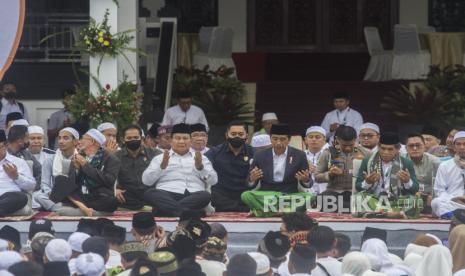 Presiden Joko Widodo (tengah) didampingi Menteri Pertahanan Prabowo Subianto (dua kiri) berdoa bersama saat Muktamar Rabithah Melayu-Banjar di Halaman Pendopo Bersinar, Kabupaten Tabalong, Kalimantan Selatan, Jumat (17/3/2023).  Prabowo dinilai mendapatkan keuntungan elektabilitas dari kebersamaannya bersama Jokowi di tiap acara atau kunjungan ke daerah. (ilustrasi)