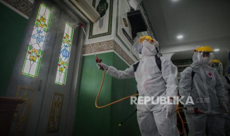 DKI Mulai Kembali Sholat Jumat Besok. Petugas gabungan TNI bersama Palang Merah Indonesia (PMI) menyemprotkan cairan disinfektan untuk persiapan pelaksanaan shalat jumat pertama setelah PSBB berakhir di Masjid Agung Al-Azhar, Jakarta, Rabu (3/6). Masjid Agung Al-Azhar akan melakukan shalat jumat pada tanggal perdana jika masa PSBB DKI Jakarta berakhir pada 4 Juni 2020 mendatang dengan tetap menerapkan protokol kesehatan guna mengantisipasi penyebaran COVID-19