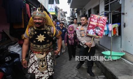 Polisi menggunakan kostum wayang Gatotkaca mengajak warga untuk menggunakan hak pilihnya saat digelarnya Pemungutan Suara Ulang (PSU) di Tempat Pemungutan Suara (TPS) 27 Kelurahan Simolawang, Kecamatan Simokerto, Surabaya, Jawa Timur, Sabtu (24/2/2024). Komisi Pemilihan Umum (KPU) Kota Surabaya menggelar Pemungutan Suara Ulang (PSU) di sepuluh TPS di Surabaya atas rekomendasi Badan Pengawas Pemilihan Umum (Bawaslu) Kota Surabaya berdasarkan temuan adanya surat suara calon legislatif DPRD Kota Surabaya yang tidak sesuai dapil serta persoalan pemilih yang tetap menggunakan hak pilihnya namun tidak masuk dalam DPT, DPTb, maupun DPK. ANTARA FOTO/Didik Suhartono/nz