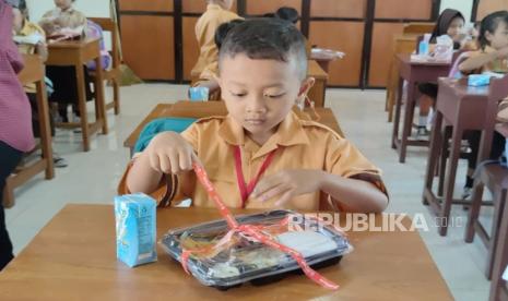 Uji coba makan bergizi gratis di SDN Jagalan, Kota Solo, Jawa Tengah, Kamis (25/7/2024).