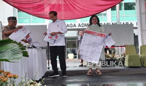 Presiden Jokowi dan Iriana Jokowi saat tiba di TPS 10 Gambir untuk mencoblos di Pemilu 2024, Rabu (14/2/2024).