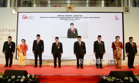 Ketua Dewan Komisioner OJK periode 2022-2027 Mahendra Siregar (tampak di layar monitor) bersama jajaran dewan komisioner lainnya berfoto usai acara serah terima jabatan di Kantor OJK, Jakarta, Rabu (20/7/2022). Sembilan anggota Dewan Komisioner OJK periode 2022-2027 resmi dilantik, antara lain Mahendra Siregar sebagai Ketua Dewan Komisioner, Mirza Adityaswaraa sebagai wakil ketua, Dian Ediana Rae, Inarno Djajadi, Ogi Prastomiyono, Sophia Issabela Watimena, Friderica Widyasari Dewi, Doni Primanto Joewono, dan Suahasil Nazara sebagai anggota komisioner. Republika/Thoudy Badai