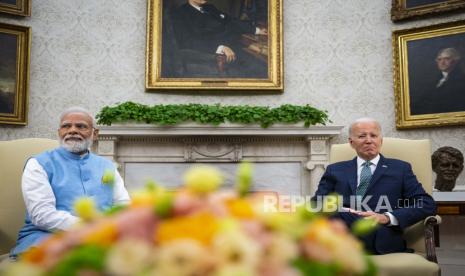 Presiden AS Joe Biden (kanan) dan Perdana Menteri India Narendra Modi selama pertemuan di Oval Office Gedung Putih di Washington, DC, AS, 22 Juni 2023. Para pemimpin AS dan India akan mengumumkan serangkaian kesepakatan pertahanan dan komersial yang dirancang untuk meningkatkan hubungan militer dan ekonomi antara negara mereka selama kunjungan kenegaraan Modi, kata pejabat senior AS.