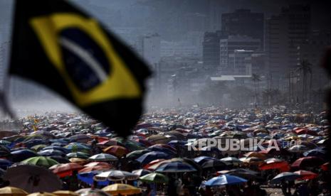  Orang-orang menghabiskan waktu di Pantai Ipanema, di Rio de Janeiro, Brasil, 20 Desember 2020. Masa liburan diperkirakan menjadi penyebab lonjakan kasus baru dan kematian Covid-19. Ilustrasi.