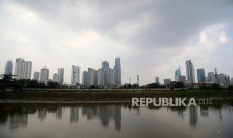 Pemandangan umum kawasan kumuh di antara deretan gedung pencakar langit di Jakarta.