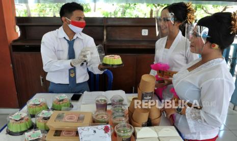 Siswa Sekolah Menengah Kejuruan (SMK) menawarkan hasil olahan kuliner produksinya saat kegiatan Pameran Hasil Karya dan Startup Bisnis, di SMK Pariwisata Dalung, Badung, Bali, Senin (7/12/2020). Pameran berbagai produk yang diproduksi dan dipasarkan siswa secara konvensional serta daring selama masa pandemi COVID-19 tersebut diselenggarakan untuk menumbuhkan jiwa kewirausahaan pelajar SMK. 