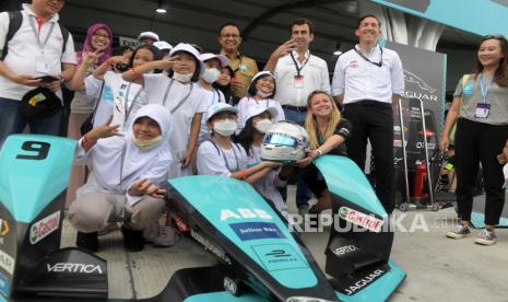 Gubernur DKI Jakarta Anies Baswedan (tengah) bersama Chief Championship Officer Formula E Alberto Longo (ketiga kanan) berfoto bersama sejumlah murid TK saat meninjau paddock tim balap Formula E di Jakarta International E-Prix Circuit (JIEC), Jakarta, Jumat (3/6/2022). Kunjungan Anies tersebut untuk memastikan kesiapan penyelenggara jelang ajang balap Formula E Jakarta pada Sabtu, 4 Juni 2022. 