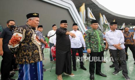 Menteri Agama Yaqut Cholil Qoumas (kedua kiri) bersama Ketua Umum Pengurus Besar Nahdlatul Ulama (PBNU) Yahya Cholil Staquf (kedua kanan), dan Ketua PWNU Jatim KH Marzuki Mustamar (kiri) meninjau persiapan Resepsi Satu Abad Nahdlatul Ulama (NU) di Stadion Gelora Delta Sidoarjo, Jawa Timur, Ahad (5/2/2023). Kegiatan yang digelar PBNU selama 24 jam pada tanggal 6-7 Februari 2023 tersebut mengambil tema Merawat Jagat Membangun Peradaban.