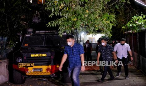 Timsus Polri bersama personel Brimob dan tim Inafis saat melakukan penggeledahan di rumah mantan Kadiv Propam Irjen Ferdy Sambo di Kompleks Polri Duren Tiga, Jalan Duren Tiga Utara II, Jakarta Selatan, Selasa (9/8/2022). Penggeledahan tersebut dilakukan di rumah pribadi Ferdy Sambo yang digunakan untuk tempat tinggal ajudan guna melengkapi barang bukti dalam kasus kematian Brigadir J. Republika/Thoudy Badai