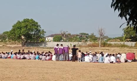 Ratusan warga Desa Heuleut, Kecamatan Kadipaten, Kabupaten Majalengka, menggelar sholat, di Lapangan Sepak Bola Desa Heuleut, Kamis (5/10/2023). 