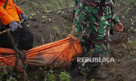 Tim gabungan mengangkat jenazah korban erupsi Gunung Marapi di Nagari Batu Plano, Kabupaten Agam, Sumatera Barat, Selasa (5/12/2023). Data SAR Padang menyatakan sebanyak delapan jenazah pendaki berhasil dievakuasi dan dibawa ke Rumah Sakit Dr Achmad Mochtar di Bukittinggi untuk diidentifikasi.