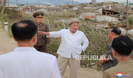 Sebuah foto yang dirilis pada 07 September 2020 oleh Kantor Berita Pusat Korea Utara (KCNA) resmi menunjukkan Kim Jong Un (2-L), ketua Partai Pekerja Korea (WPK) dan komandan tertinggi angkatan bersenjata DPRK, mengadakan dan membimbing pertemuan Dewan Kebijakan Eksekutif Komite Pusat WPK untuk mengorganisir kampanye pemulihan dari bencana alam di daerah di provinsi Hamgyong Selatan dan Utara yang dilanda topan, di Korea Utara