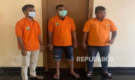 Tiga dari tujuh debt collector yang melakukan tindak pidana pada saat melakukan pengambilan secara paksa mobi milik selebgram Clara Shinta ditangkap dan ditetapkan jadi tersangka. Kamis (23/2). 