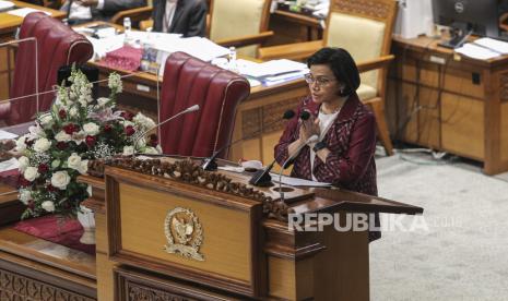 Menteri Keuangan Sri Mulyani Indrawati memberi salam sebelum menyampaikan tanggapan pemerintah terkait RUU APBN Tahun 2022 pada Rapat Paripurna DPR Ke-6 Masa Persidangan I Tahun Sidang 2021-2022 di Kompleks Parlemen, Senayan, Jakarta, Kamis (30/9/2021). Rapat Paripurna DPR menyetujui Rancangan Undang-Undang tentang Anggaran Pendapatan dan Belanja Negara Tahun Anggaran 2022 menjadi Undang-Undang. 