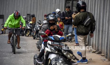 Sejumlah pemudik berisitirahat di Terowongan Nagreg, Kabupaten Bandung. Polresta Bandung akan menyiapkan rekayasa one way jika terjadi kemacetan di Nagreg.