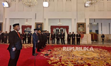 Presiden Jokowi saat akan melantik menteri komunikasi dan informatika beserta lima wakil menteri di Istana Negara, Jakarta, Senin (17/7/2023).