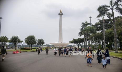 Sejumlah wisatawan saat mengunjungi kawasan Monumen Nasional (Monas), Jakarta. Tugu Monas adalah salah satu ikon DKI Jakarta. (ilustrasi)