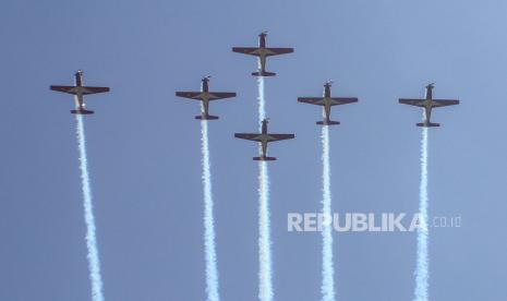 Jupiter Aerobatic Team (JAT) TNI AU bermanuver di atas Lanud Roesmin Nurjadin di Pekanbaru, Riau, Ahad (28/5/2023). JAT TNI AU akan beraksi pada Singapore Airshow pekan depan.