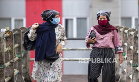 Warga melintas di jembatan penyeberangan orang (JPO) di jalan Jenderal Sudirman Palembang, Sumatera Selatan.