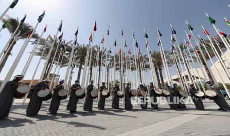  Musisi Tradisional Emirat tampil di situs EXPO selama hari pertama EXPO 2020 Dubai di emirat Teluk Dubai, Uni Emirat Arab pada 01 Oktober 2021. Sekitar 192 negara mengambil bagian di paviliun mereka di EXPO 2020 Dubai yang merupakan yang pertama Expo internasional akan diadakan di kawasan Timur Tengah, Afrika, dan Asia Selatan (MEASA) yang berlangsung antara 01 Oktober 2021 hingga 31 Maret 2022