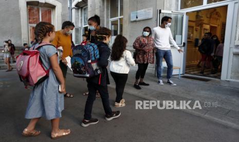 Murid menghadiri kelas selama pembukaan kembali di sekolah dasar Victor Schoelcher di Montpellier, Prancis, 01 September 2020. Anak-anak Prancis kembali ke sekolah pada 01 September ketika Prancis menghadapi peningkatan penyebaran virus corona SARS-CoV-2 yang menyebabkan penyakit Covid-19 . Kasus di Prancis meningkat dalam beberapa pekan terakhir.