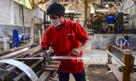 Perajin menenun benang sutra di Desa Sukamantri, Kabupaten Tasikmalaya, Jawa Barat, Kamis (23/7/2020). Pertamina Geothermal Energy (PGE) Area Karaha melalui Program Pertamina Berdikari membantu membangkitkan geliat Usaha Kecil Menengah (UKM) dengan memfasilitasi kelompok perajin tenun sutra alam Mardian Putera akibat kesulitan bahan baku benang sutra saat pandemi COVID-19. ANTARA FOTO/Adeng Bustomi/agr/aww.