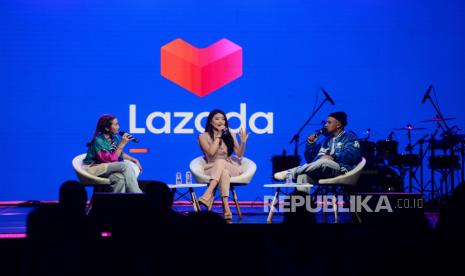 Beauty & Fashion Expert Natasha Wilona (tengah) memberikan pemaparan saat workshop Lazada Fest 2022 di Posbloc, Jakarta, Sabtu (23/7/2022). 