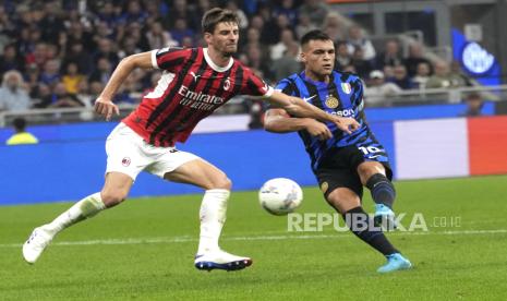 Pemain Inter Milan  Lautaro Martinez melepaskan tendangan ke gawang AC Milan pada pertandingan sepak bola Serie A Italia di Stadion Giuseppe Meazza, Milan, Ahad (22/9/2024). AC Milan berhasil mengalahkan Inter Milan pada Derby Della Madonnina dengan skor 2-1. Gol AC Milan dicetak Christian Pulisic di menit ke-10 dan Matteo Gabbia menit ke-89. Satu gol Inter dicetak oleh Federico Dimarco di menit ke-27. 