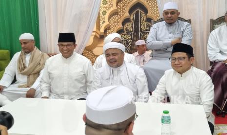 Bakal calon presiden (capres) dan calon wakil presiden (cawapres) Anies Rasyid Baswedan-Abdul Muhaimin Iskandar bertemu dengan mantan pimpinan Front Pembela Islam (FPI), Habib Rizieq Shihab (HRS). Mereka bertemu dalam acara pernikahan putri dari Rizieq pada Rabu (27/9/2023). 