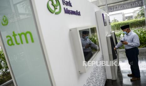 Seorang nasabah melakukan transaksi melalui mesin Anjungan Tunai Mandiri (ATM) Bank Muamalat. Program zakat produktif bidang pertanian di Desa Kayu Ambon ini merupakan bentuk kolaborasi BMM bersama Bank Muamalat dan BIOPS Agrotekno. Program ini bertujuan untuk menguatkan pemberdayaan para petani kecil melalui dana zakat.