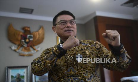 Kepala Staf Kepresidenan Moeldoko berpose usai wawancara khusus dengan ANTARA di Jakarta, Senin (29/6/2020). Moeldoko mengungkapkan Presiden menegur keras menteri-menterinya agar mereka dapat lebih lebih sigap, cepat dan tepat dalam menghadapi dampak pandemi COVID-19. ANTARA FOTO/Akbar Nugroho Gumay/pras.