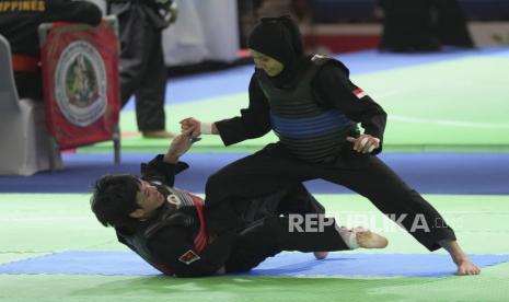 Atlet Indonesia menjalani laga pencak silat di SEA Games 2023.