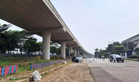 Kondisi layang non tol (JLNT) Pluit, Jakarta Utara yang mangkrak selama delapan tahun, Selasa (30/5/2023). 